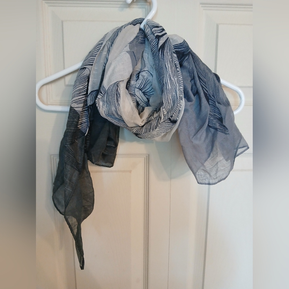 🤯 2/$15 REITMANS Navy Blue And White Scarf